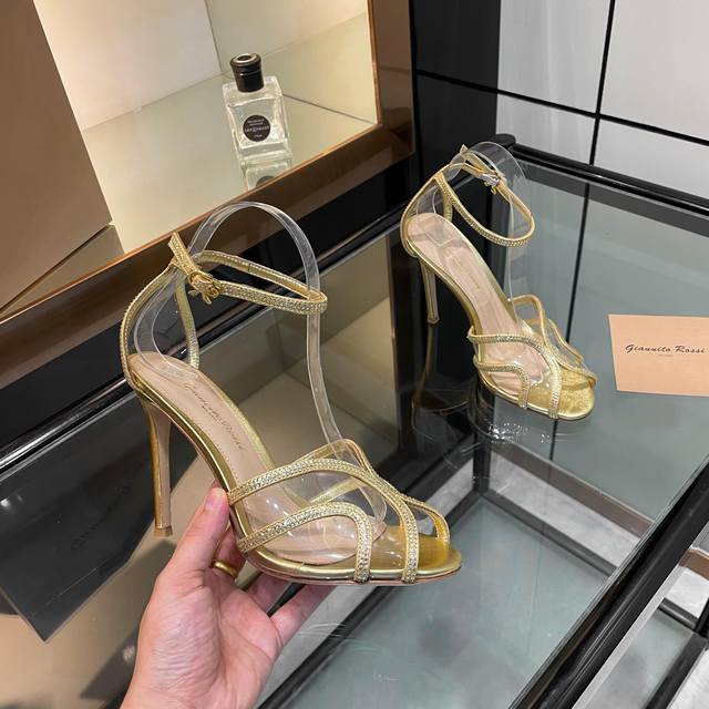 Gianvito Rossi 2025 新款拖鞋 顶级版本！ 代购品质！ 施华洛奇水钻圆头高跟拖鞋，宛如从童话中走来的仙履。施华洛奇水钻璀璨耀眼，如同繁星点点镶