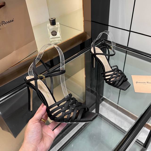 Gianvito Rossi 2025新款拖鞋 原版开发 顶级版本 代购品质 Gianvitorossi这双带子高跟凉鞋，简直是时尚界的宝藏！细细的带子交错，像