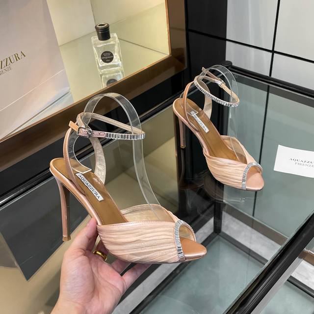 Aquazzura 2025新款凉鞋 代购品质 顶级版本 哇哦！2025新款高跟水钻凉鞋闪亮登场，简直是时髦精的心头好。水钻镶嵌得密密麻麻，像银河落入人间，行走
