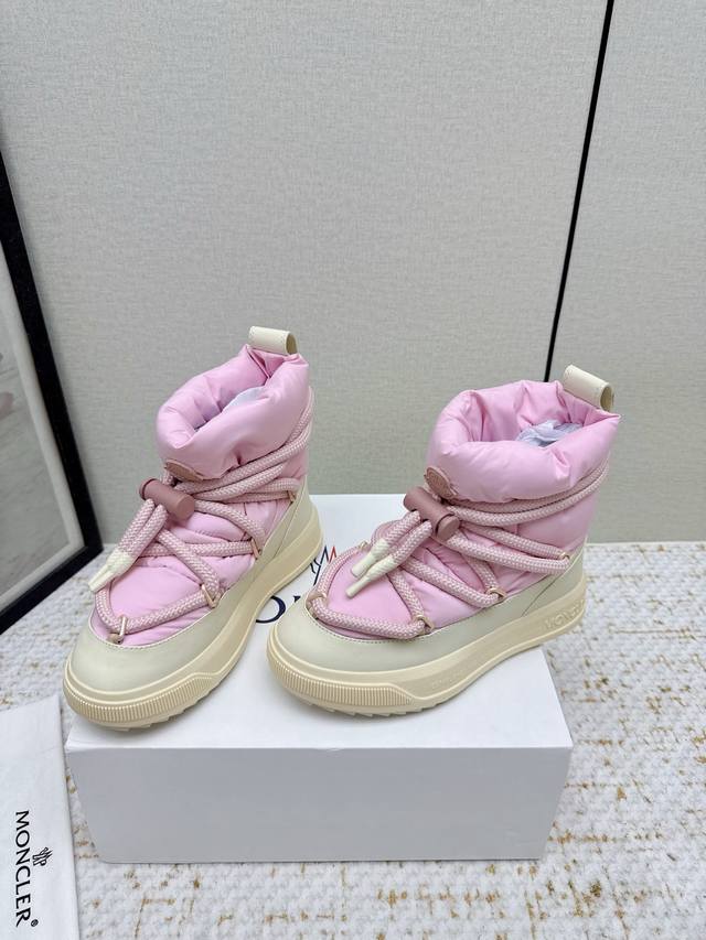 出厂 高版本 Moncler2025新款雪地靴 奢华与功能的完美融合 行走的羽绒服:防水尼龙+加绒内里，-10℃也能暴走雪地 工业风美学:粗绳鞋带+撞色，机能感
