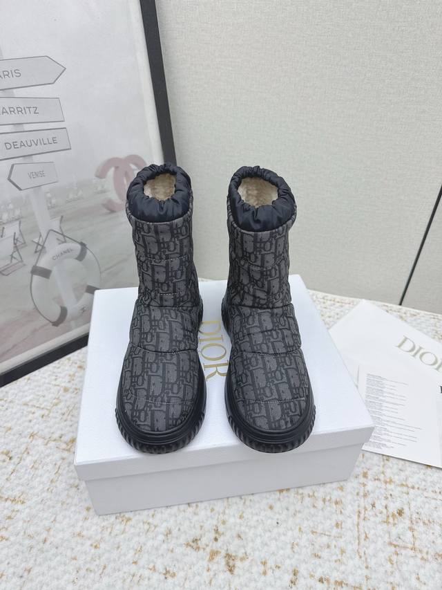 出厂 高版本 Dio.R. D家2025Vs秋冬王炸款雪地靴全面升级 胖墩墩的，好看可爱到爆炸 →_→来自 Dioralps 限定系列，别具一格。闪亮尼龙 Ob