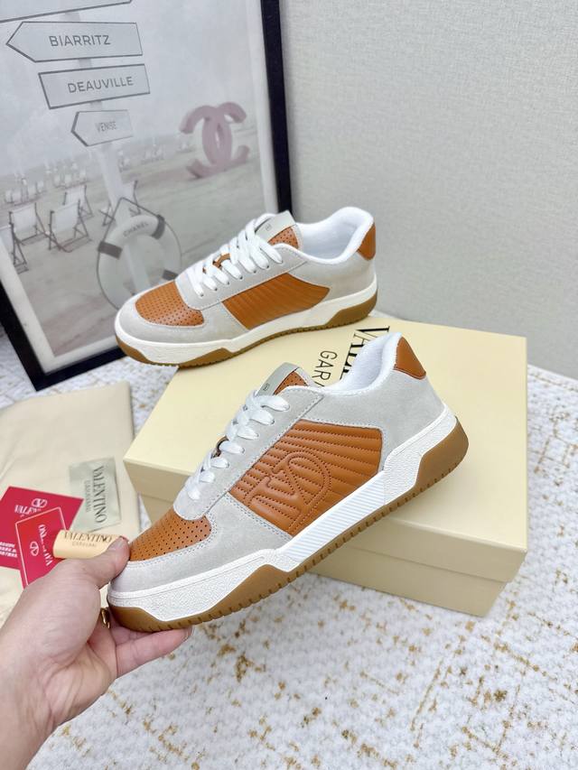 出厂 高版本 Valentino华伦天奴2025爆款休闲运动鞋！ 面料:原版定制冲孔+全粒面牛皮 垫脚:牛皮+V标专用注塑鞋垫 原版1:1 大底:Tpr+生胶组