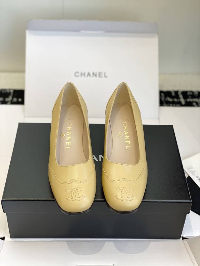 东莞代购级 官网同步盒包装 Chanel中古方头粗跟鞋中跟鞋 很静雅，很名媛，没有撞色，没有蝴蝶结等过多的装饰，就轻轻得一个弧度，一个曲线，线条太美太流畅，干净