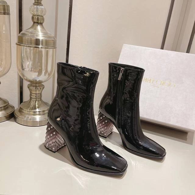 Jimmy Choo，核心与灵魂所在。完美的高跟鞋、极为优雅永恒时尚的及踝靴都深受众人喜爱，无论是偏爱都市潮流还是淑女装扮，均能找到与之搭配的；Jc Logo