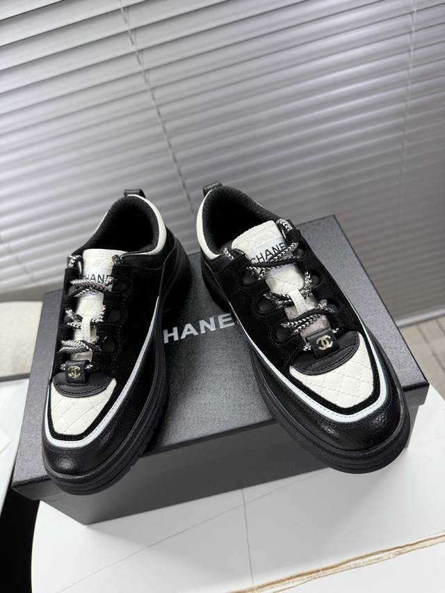 Chanel 25C最新款运动鞋~~~ 拼接撞色菱格面；系带英伦小香风；黑 白经典配色；小红书刷屏种草款~~~ 拼接撞色牛皮面料，透气网纱内里；3.5Cm厚Tp