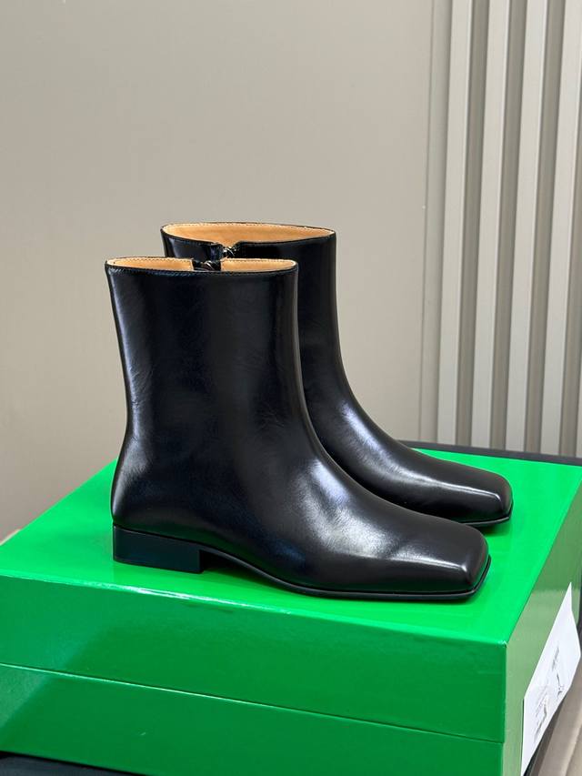 出厂 男+10 Bv Fw25 情侣款 短靴 小方头设计，率性帅气，时髦好看 开边珠牛皮，质感特别好！ 内里小牛皮，鞋底意大利进口牛皮革 情侣Size 35-4