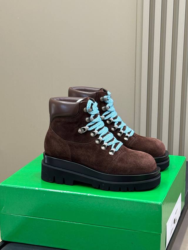 加绒 Bottegaveneta 25秋冬短靴新品 超精致的系带短靴，麂皮材质柔和又不乏精致张力，秋冬氛围感拉满！ 毛里搭配的是小牛皮，御寒神器，好看又增高！