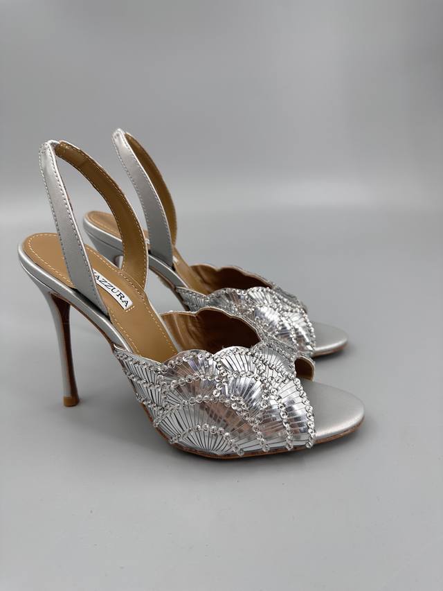 Aquazzura大菠萝亮片装饰激光高跟鞋 2025春夏最新款蝴蝶装饰粗跟凉鞋 上脚超级有气质 既简洁又时髦 太闪太美啦 美出出新高度！ 交叉设计，时尚感满满