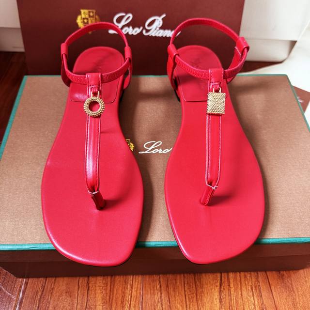 工厂p编号：7029 顶级版本真皮大底p： 米 橡胶底 定做不退换 p：270米 绒面羊皮革拖鞋搭配饰有 Loro piana My Charms 吊饰的饰带，