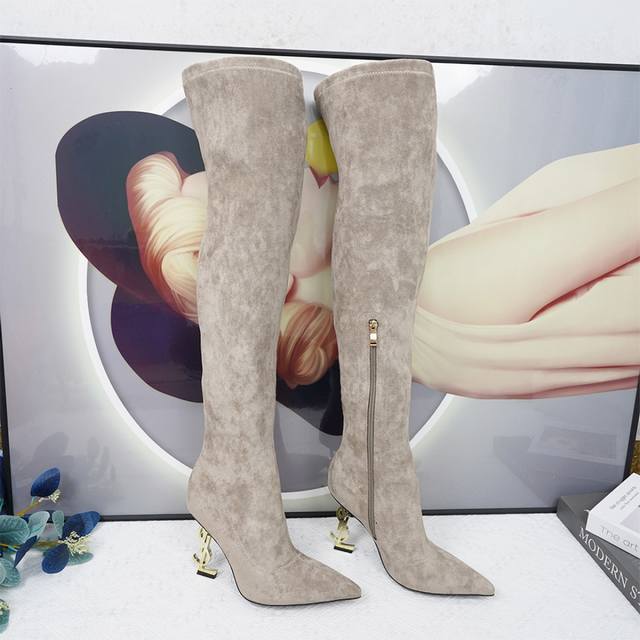圣罗兰 Ysl 女士弹力过膝高靴。 p：意大利真皮大底： 。 码数：35-42 材质与版型：采用浅棕色弹力麂皮材质，紧密贴合腿部线条，具有出色的瘦腿效果，过膝靴