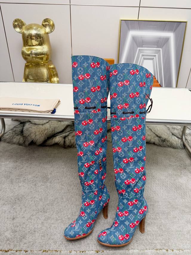 路易威登 Louis Vuitton 樱桃系列女式过膝靴。 p：橡胶底： 真皮底： 码数：35-44 42-44订制 设计风格：以品牌经典的Monogram老花