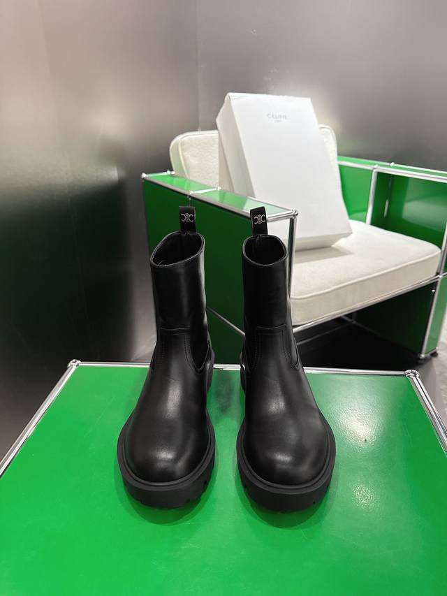 K054 Celine 赛琳秋冬凯旋门短靴靴 新品膝下的高度，轻松驾驭的！ 小粗跟很稳妥，舒适度不用担心呀！凯旋门Logo压印，简单但不乏精致感！ 小牛皮鞋面，