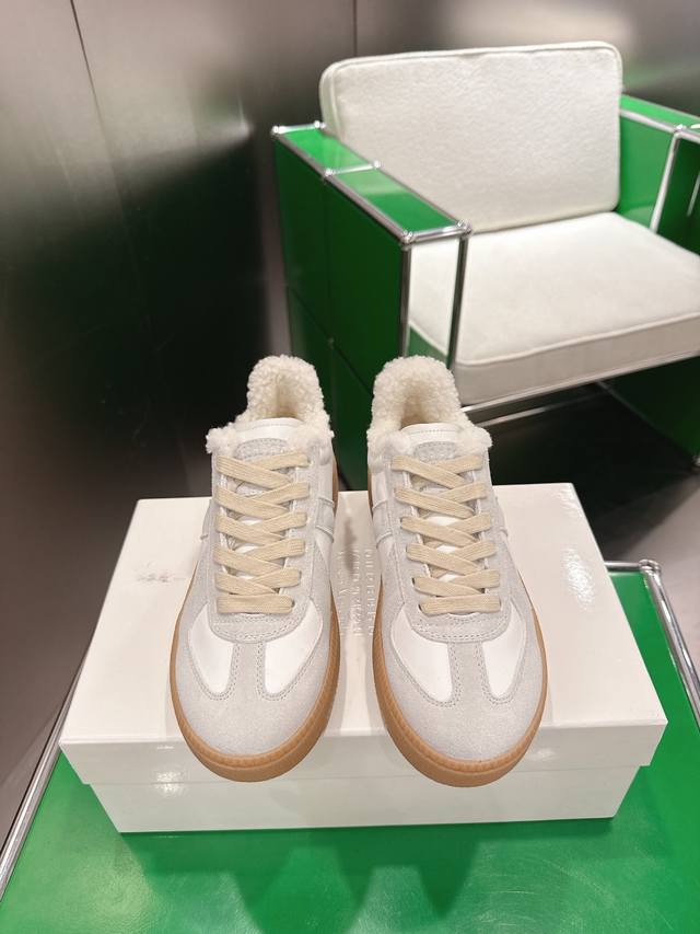K012 Maisonmargiela 马吉拉厚底德训鞋 毛里 鬼才设计师品牌 一个轻奢品牌 这一款德国训练鞋延续了经典的T形真皮拼接设计 经过设计团队多次的精