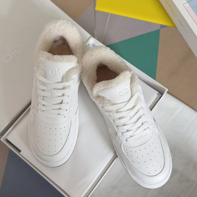 顶级版本：女款 Alo Yoga 最新 熊猫拼色 厚底 加绒 保暖 小白鞋 休闲 运动鞋 原版购入开发 做货 这款Alo比耐克更懂女生！上脚超级百搭！而且超级舒