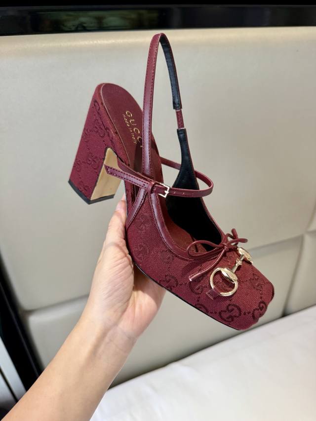 2025海外早秋Gucci Horsebit系列新品高跟方形收口鞋头设计，搭配雅致的蝴蝶结细节，致敬传统芭蕾舞鞋款型。以皮革匠心打造，缀饰浅金色调配件。 面料：