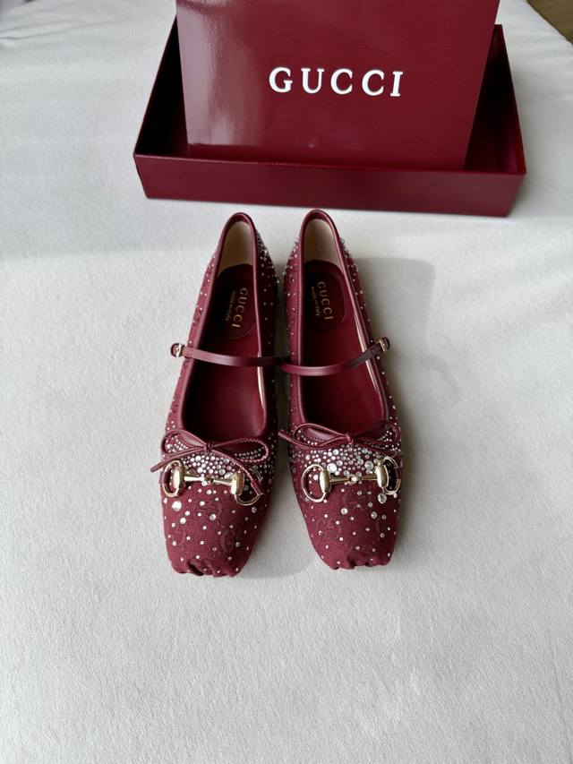 Gucc 2025早秋25系列新品平底芭蕾鞋马衔扣水晶钻新款小方头单鞋，鞋头方形设计搭配雅致的蝴蝶结细节，手工镶烫多刻面水晶钻，经典精致优雅俏皮时髦平底鞋，打造
