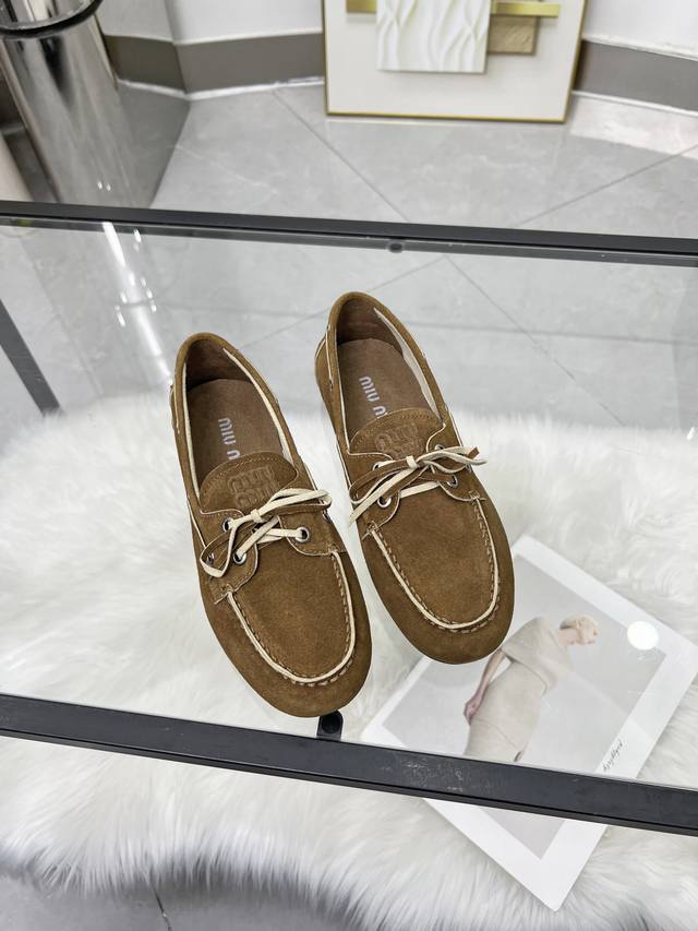 Miu Mi 25年早春走秀新款♀擦色复古乐福鞋火爆来袭，常年穿搭必备单品 鞋面采用定制复古擦色头层牛皮上复古的做旧擦色工艺，使整双鞋都透露着随性和洒脱，鞋面采