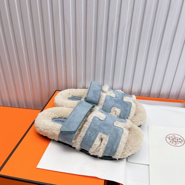 高版本Hermes 爱马仕羊毛二舅拖 最新凉鞋拖鞋,搭配各种彩色袜子，潮爆了！ 鞋面：进口牛皮 内里：进口牛皮 大底：Tpu防滑耐磨大底 女35-41