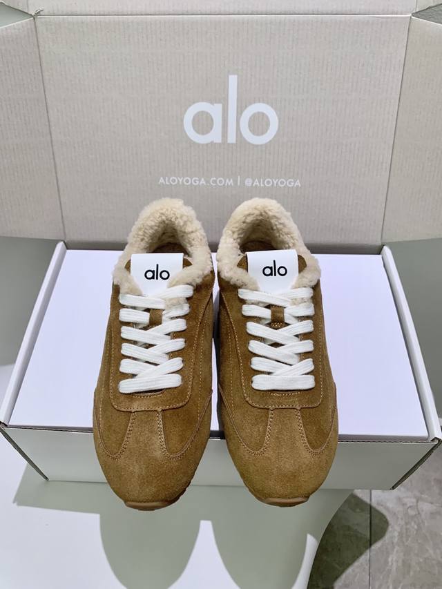 冬季羊毛顶级版 Alo2025冬季厚底舒适 情侣款 休闲 德训鞋 运动跑步鞋 Alo比耐克更懂女生！上脚超级百搭！而且超级舒适！是厚底款但是上脚一点都不沉重！