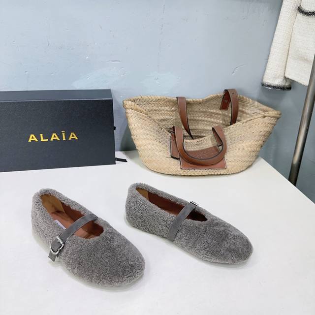 高品质出厂 ！小众潮牌Alaia｜阿莱亚25Ss秋冬新品平底玛丽珍毛毛鞋颗粒羊羔毛保暖包子鞋！ 当凛冽的寒风宣告冬日的到来 一双温暖又时髦的鞋子就成了时尚达人们