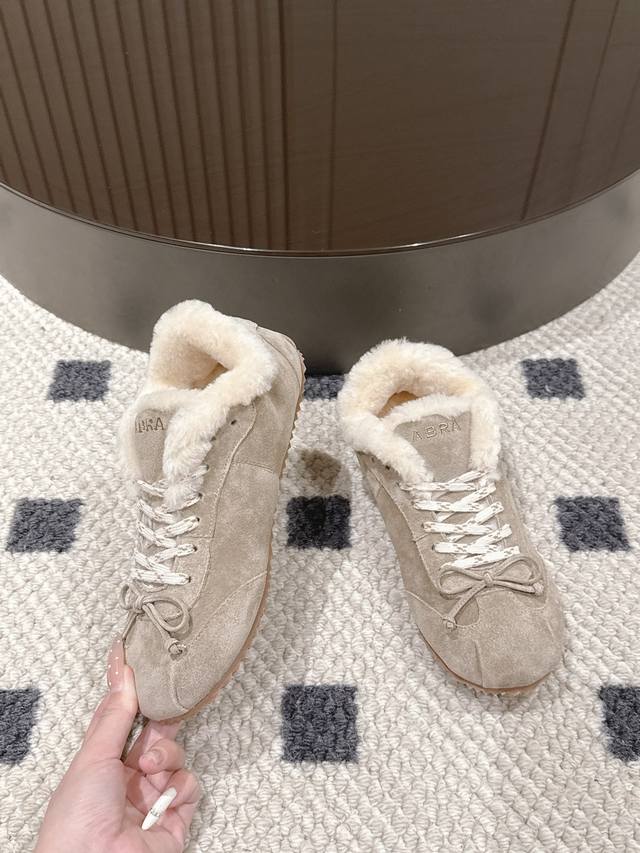 毛里 码数35-40。41定做。 2025爆款Abra芭蕾舞羊毛德训鞋强势上新啦！ 这双鞋简直是时尚与舒适的天作之合~将芭蕾舞鞋的优雅、德训鞋的随性，还有羊毛的