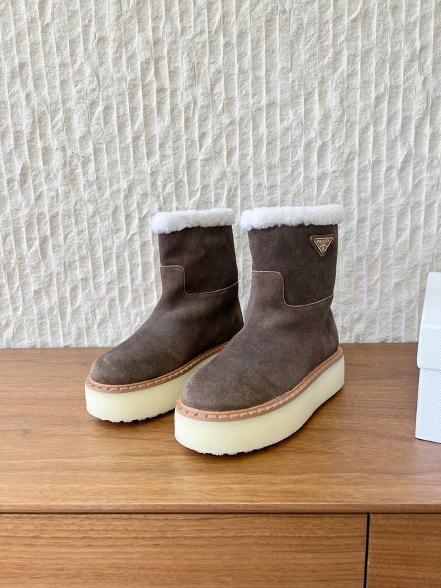 G292 prada 普拉达 25Ss秋冬新款三角扣厚底毛里短靴女 新款上架这款厚底系列，在欧美街拍中出境率超高，Ins也是火了一把，调鞋楦都调了一个月整体线条