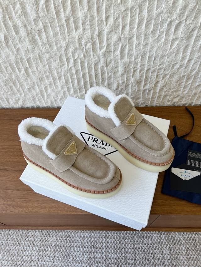 G292 prada 普拉达 25Ss秋冬新款三角扣厚底毛里休闲单鞋女 新款上架这款厚底系列，在欧美街拍中出境率超高，Ins也是火了一把，调鞋楦都调了一个月整体