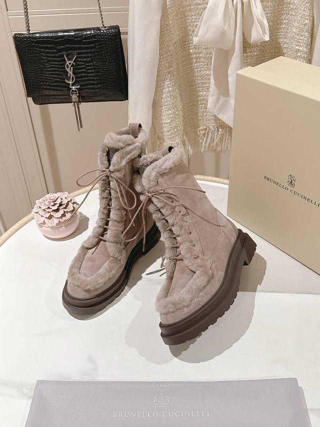 出厂价pp： 市场最高品质 独家款2025最新款 羊毛短靴 Brunellocucinelli 源自乐福鞋的经典灵感定义了这款新胶底鞋的现代优雅风格。珍贵的进口