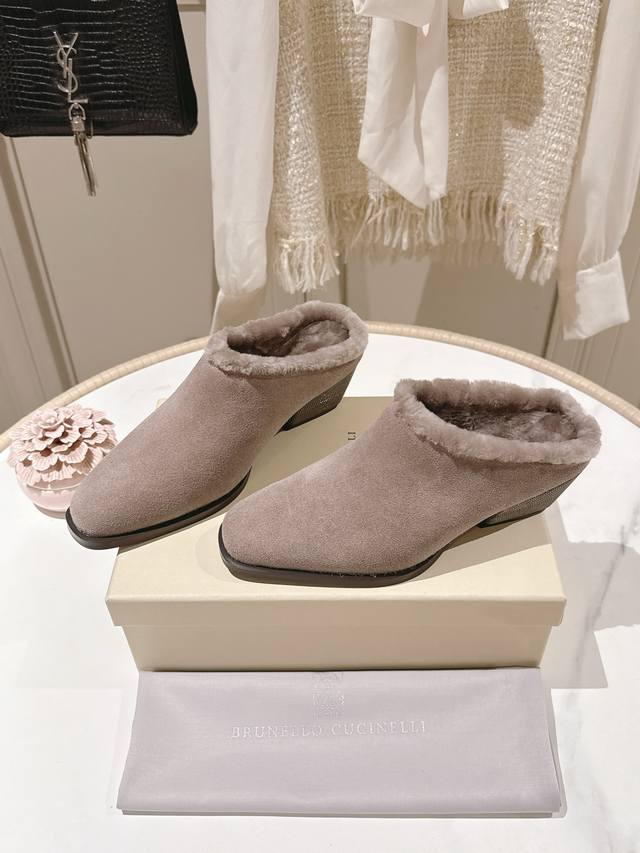 认准高端品质］工厂p价p： Bc尖头包头粗跟羊毛半拖 不一样的勃肯时髦有型 ，仔裤穿也好看 鞋面饰非常具有品牌代表性的Monili珠链， 鞋面:高丝光牛反绒 牛