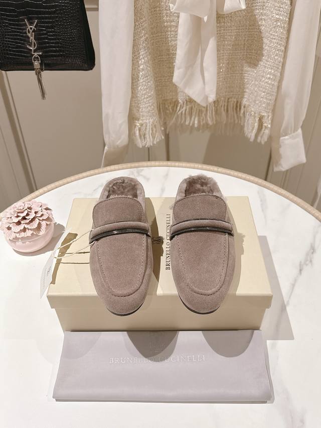 出厂价p 独家款 市场最高品质 Brunello Cucinelli Bc平底羊毛半拖材质：进口牛京／羊皮 纯手工串联珠链配饰。 内里：羊毛，专柜原版注塑真皮大