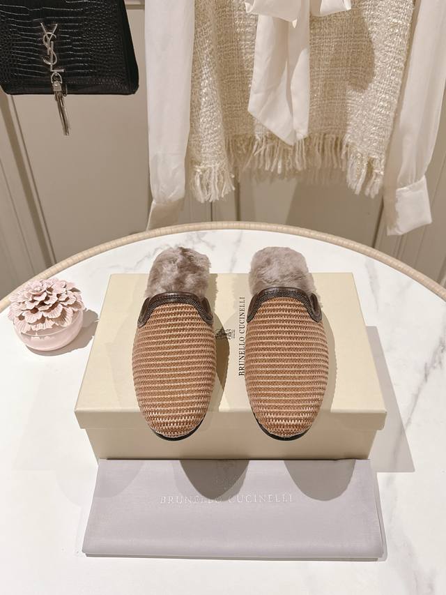 出厂价p 独家款 市场最高品质 Brunello Cucinelli Bc平底拖鞋材质：进口拉菲草／羊皮 纯手工串联珠链配饰。垫脚：羊毛 专柜原版注塑真皮大底