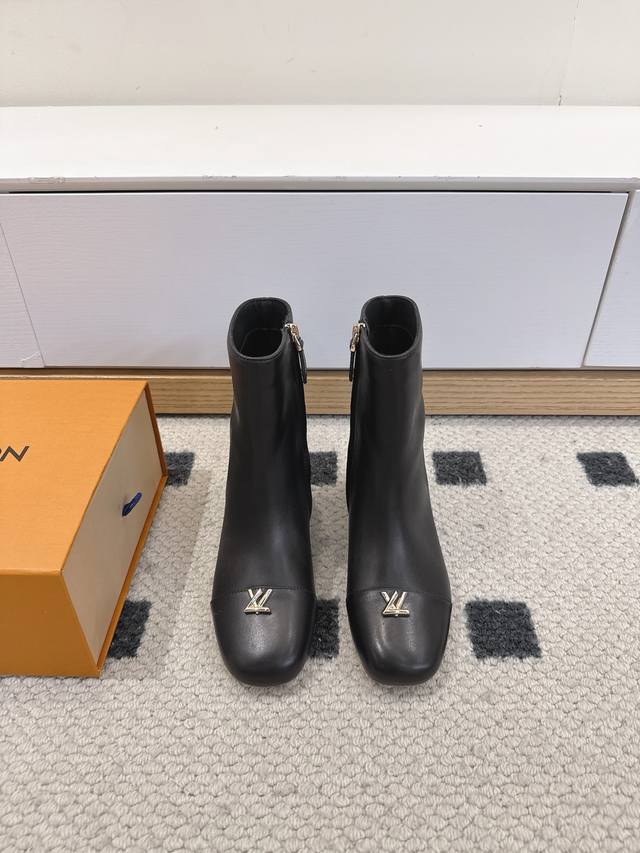 Louis Vuitton 25Ss Lv金属千饰件点高复古短靴 楦型百搭瘦脚Yyds.造型立体饱满，气质满满 上脚舒适 非常复古风、气场十足，加原版老花设计风