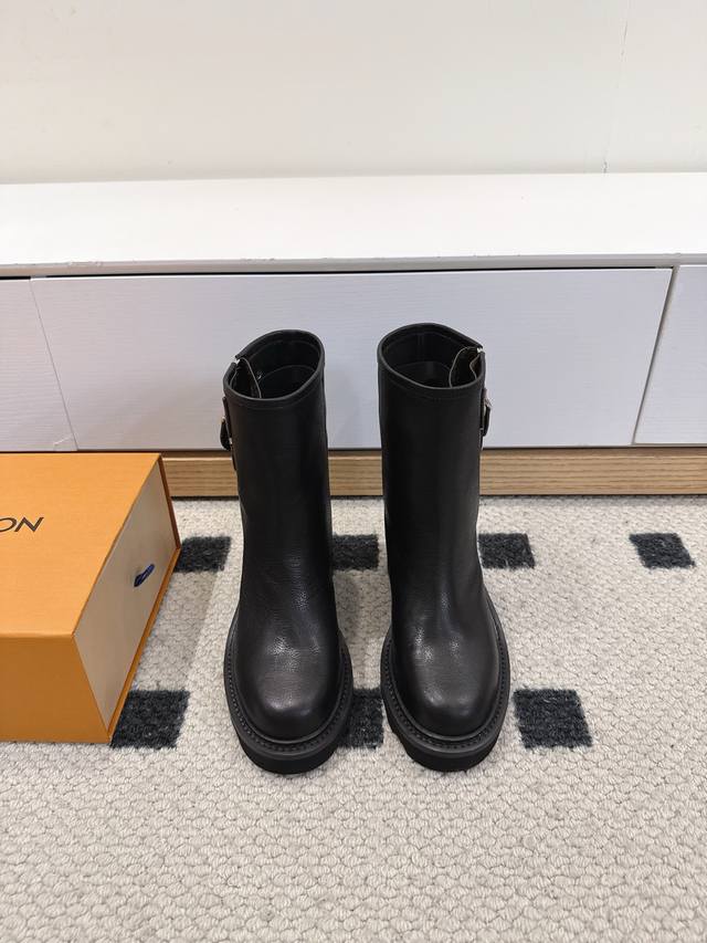 Louis Vuitton 25Ss Lv驴牌新款英伦风帅气马丁靴短靴 楦型百搭瘦脚Yyds.造型立体饱满，气质满满 上脚舒适 非常复古风、气场十足，加原版老花