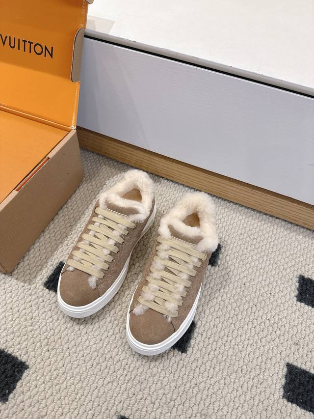 Louis Vuitton 路易威登Time Out休闲板鞋 小白鞋 毛里 本款Time Out运动鞋拼接牛皮革与 Monogram 丹宁布 与当季皮具系列遥相