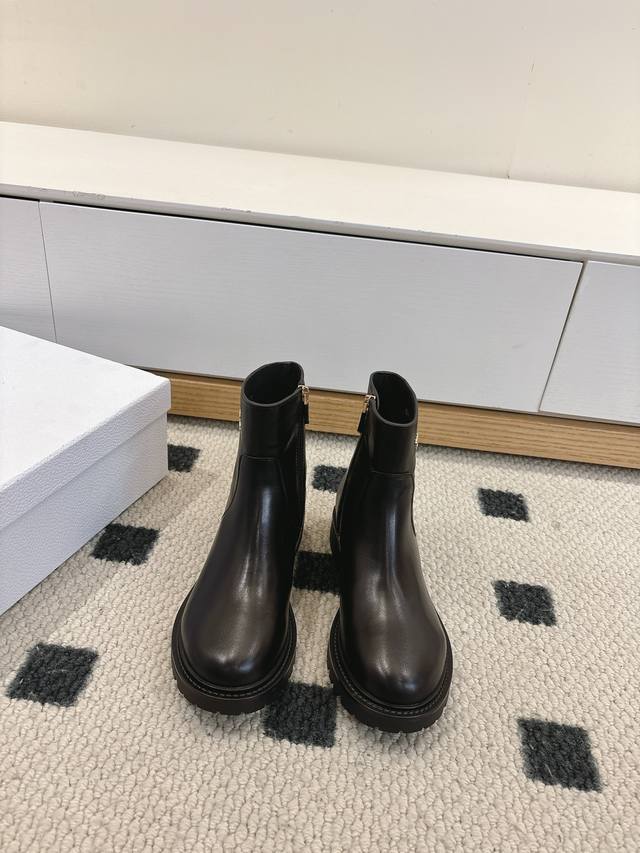 顶级版本 Dior 迪奥 25 新款 Alps D-Quest 及踝靴 这款 D-Quest 及踝靴是 Dioralps 限定系列的新品，融入 Dior 的高订