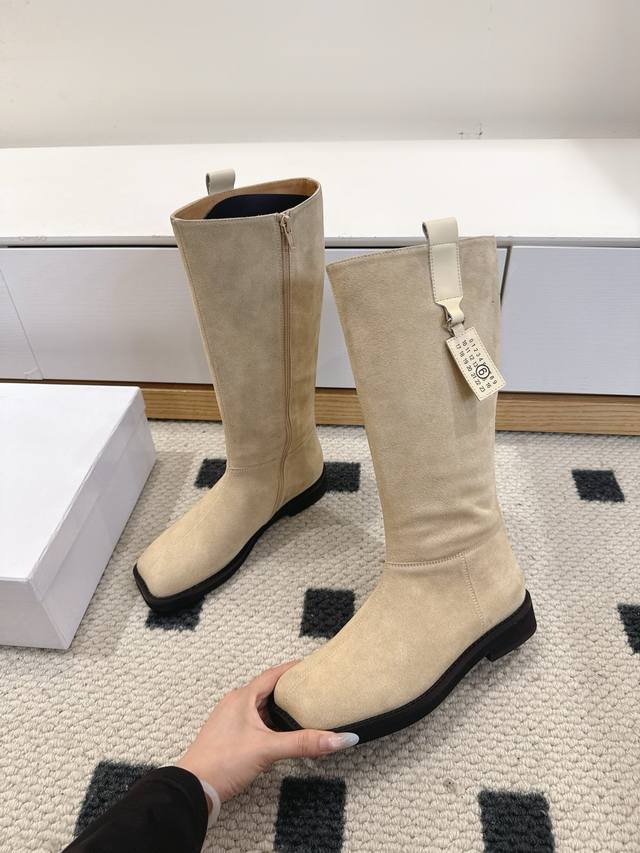 顶级版本 Mm6 26早秋新款高筒靴真的太爱了 麂皮长靴款 上脚真的不要太好看好吗？ 鞋面牛皮 内里牛皮 发泡底 码数:35-39 40 41定做 配原版一致包