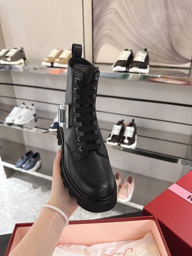 Viv' Rangers Truck系列个性又不失精致，尽显都市风格。本款皮靴设有防滑厚底，点缀标志性饰扣，轻松为任意造型增添个性细节。 小牛皮制成 金属饰扣