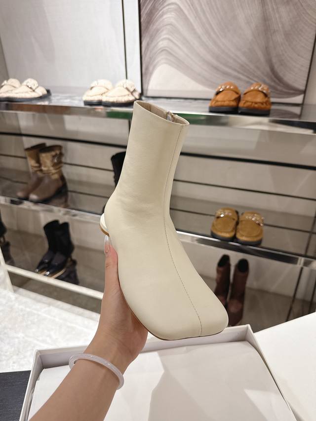 The Row 2025Aw 新款 个性楦型 全真皮面料 羊皮内里 真皮大底 拉链闭合设计 尺码35-40 40码不退不换。 出厂价pp格：