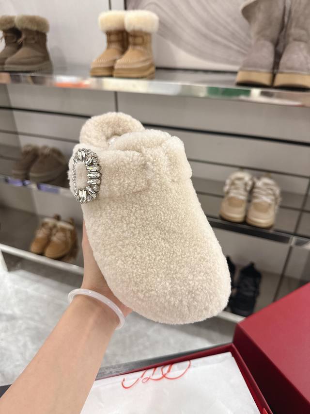 Slidy Viv'系列糅合舒适设计和淑女风格，尽显松弛感。本款穆勒鞋以皮毛一体材料制成，T形扣带设计，点缀精致的闪钻饰扣，锯齿外底平稳舒适。 皮毛一体 闪钻饰