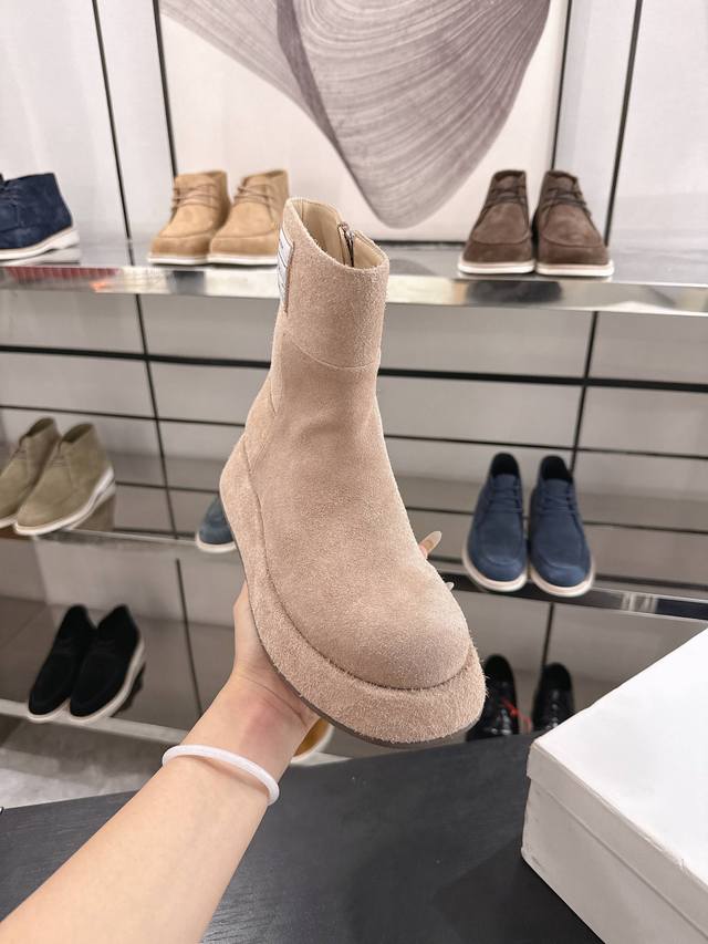 The Row 全掌船靴，2025Ss最新欧风烟筒船靴。 全真皮材料 黑色，杏色，咖啡色 真皮里＆玉狐毛里两种选择 全掌坡跟2-4Cm 靴筒高度20 Cm 尺码