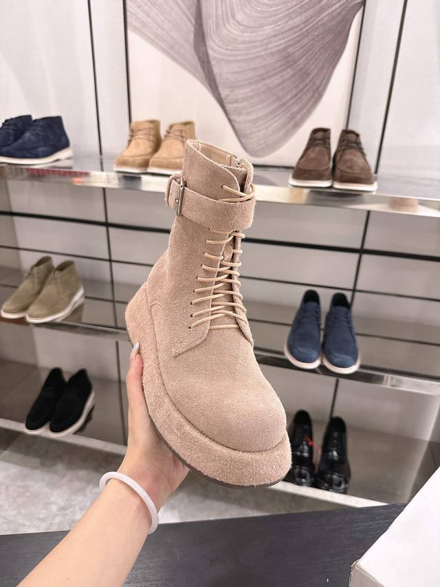 The Row 全掌船靴，2025Ss最新欧风烟筒船靴。 全真皮材料 黑色，杏色，咖啡色 真皮里＆玉狐毛里两种选择 绑带装饰 全掌坡跟2-4Cm 靴筒高度20