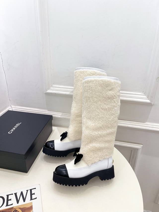 小香 25 2025 秋冬新品 专柜经典走秀款 小香双C蝴蝶结拼色毛毛长靴 系列上新 Bs时尚圈的绝绝子 搭配将演绎着细致 极简 永不褪去的经典元素 展现与众不