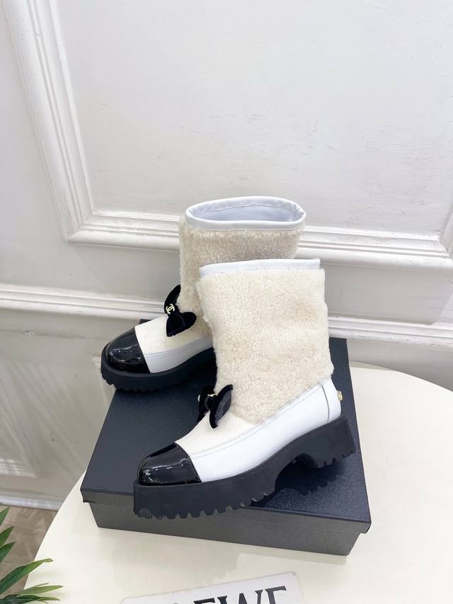 小香 25 2025 秋冬新品 专柜经典走秀款 小香双C蝴蝶结拼色毛毛短靴 系列上新 Bs时尚圈的绝绝子 搭配将演绎着细致 极简 永不褪去的经典元素 展现与众不