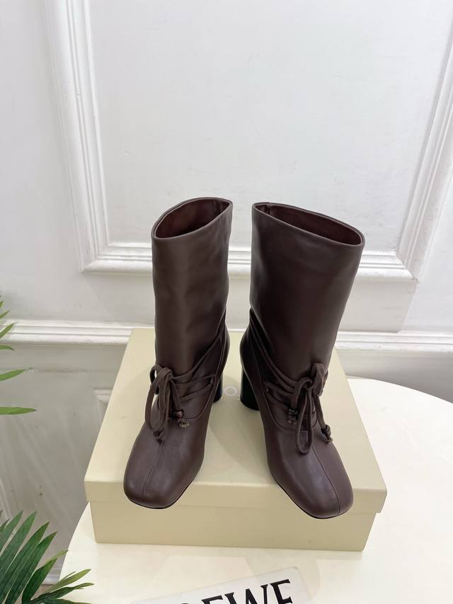 Unfolio 25 秋冬新品 复古绑带圆柱跟短靴 作为这两年最受欢迎的鬼才设计师品牌，设计简单、奢华的质感让你爱不释手 不想满大街撞款的可以看看这个品牌，比较