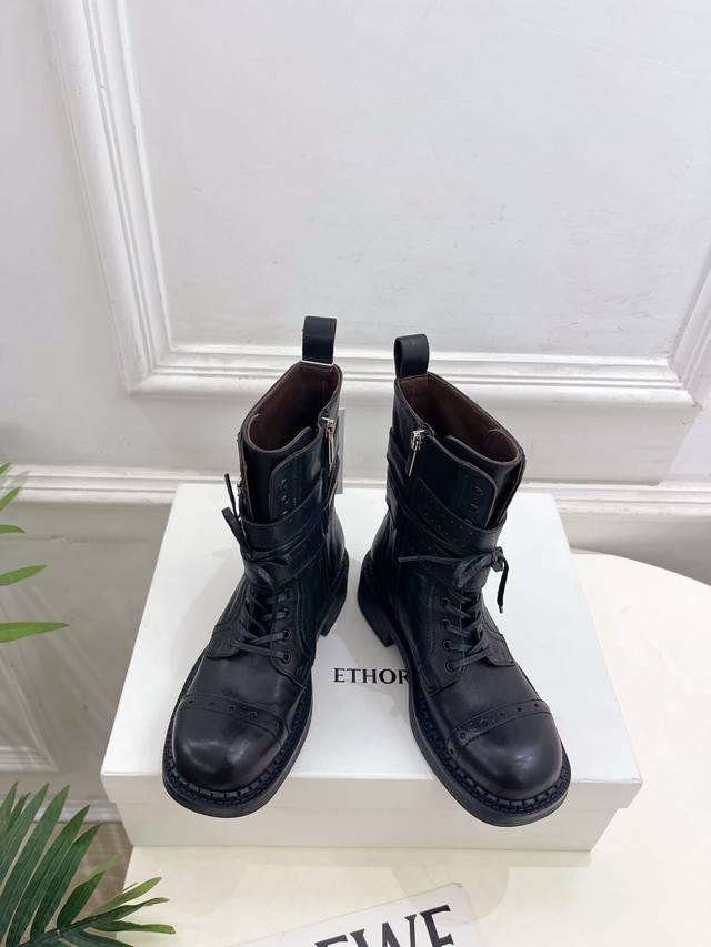 Ethor 2025秋冬新品复古双扣绑带机车靴 作为这两年最受欢迎的设计师牌，设计简单、细节巧妙、清新脱俗！ 不想满大街撞款的可以看看这个品牌，比较小众却又是那