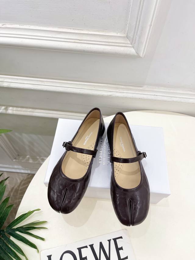 Maison Margiela Mm6马吉拉 2025 春夏新款 复古玛丽珍分趾单鞋 Mm6作为这两年最受欢迎的鬼才设计师品牌，设计简单、奢华的质感让你爱不释手