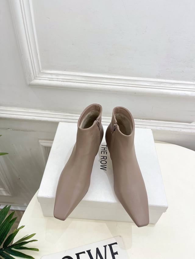 The Row 2025秋冬新品 复古小方头侧拉链猫跟短靴 作为这两年最受欢迎的设计师牌，设计简单、细节巧妙、清新脱俗！ 不想满大街撞款的可以看看这个品牌，比较