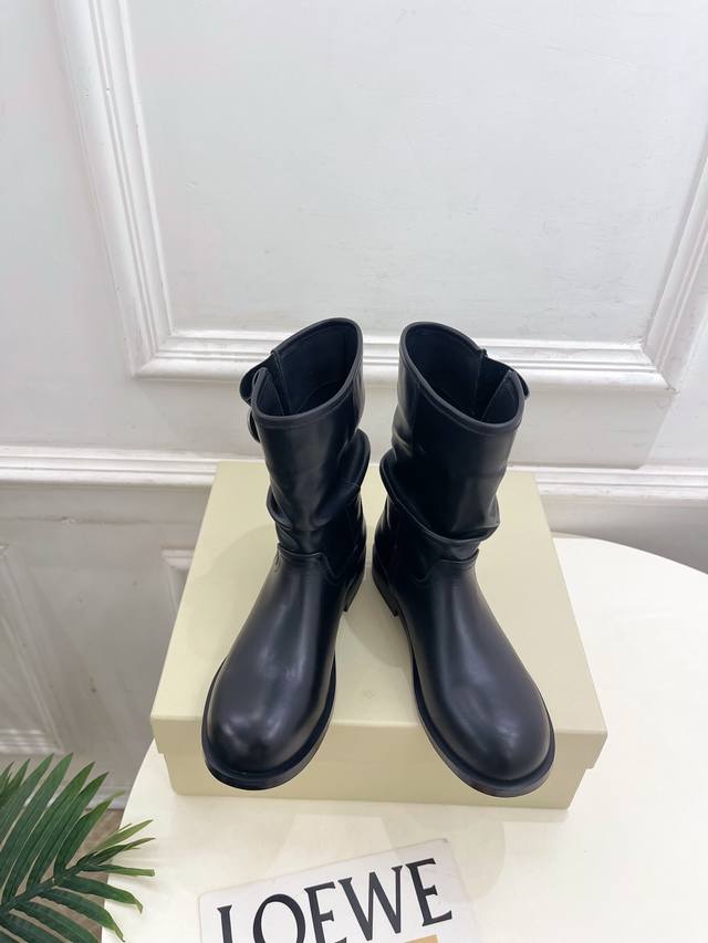 Unfolio 25 秋冬新品 复古皮带扣拼色短靴 长靴 作为这两年最受欢迎的鬼才设计师品牌，设计简单、奢华的质感让你爱不释手 不想满大街撞款的可以看看这个品牌