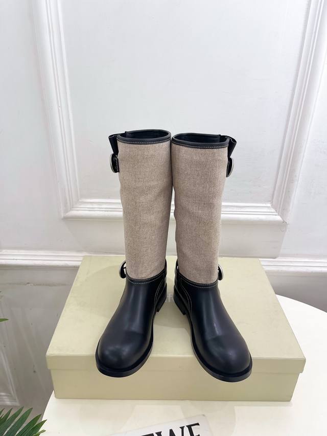 Unfolio 25 秋冬新品 复古皮带扣拼色长靴 作为这两年最受欢迎的鬼才设计师品牌，设计简单、奢华的质感让你爱不释手 不想满大街撞款的可以看看这个品牌，比较