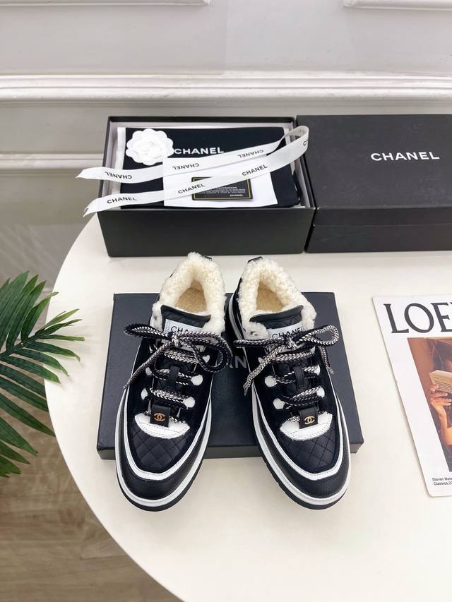 小香 25 2025 秋冬新品 专柜经典款 小香双C菱格熊猫羊毛运动休闲鞋系列上新 Bs时尚圈的绝绝子 搭配将演绎着细致 极简 永不褪去的经典元素 展现与众不同